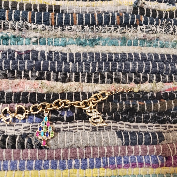 🌼5 for $25🌼 Avon Christmas winter charm bracelet - Picture 3 of 3